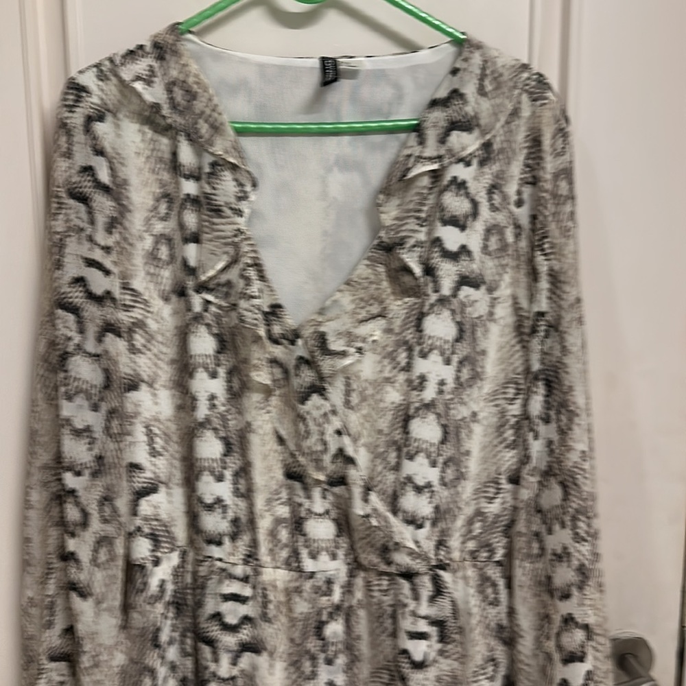 H&M Animal Print dress with matching lining  in B&W with Vneck ! SIze 14! - Picture 3 of 10